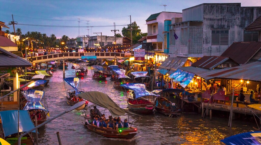 Amphawa Evening floating market