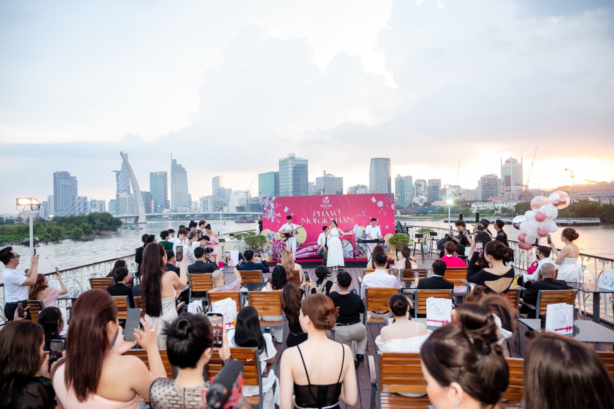 Ho Chi Minh City River Cruise Live music on Saigon River