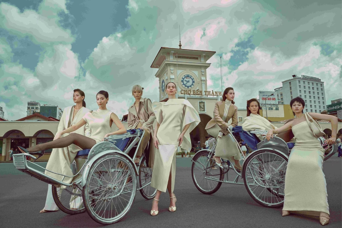 cyclo tour ho chi minh taking photo in saigon