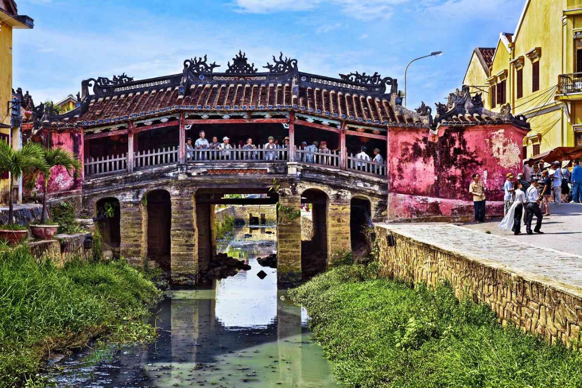 things to visit in hoi an Japanese bridge