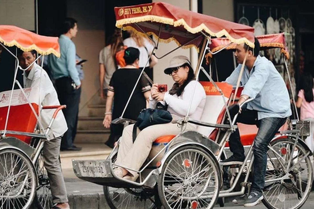 traveling through vietnam cyclo in vietnam