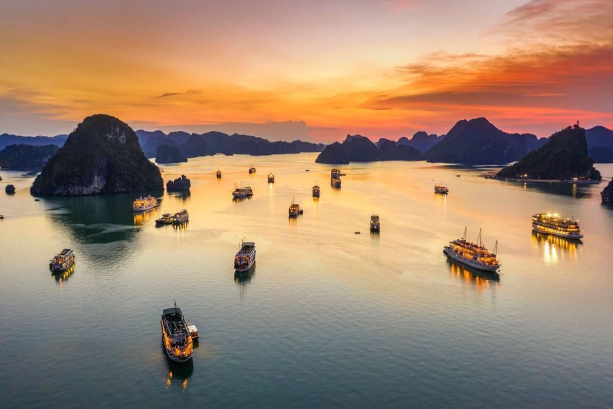 vietnam tour plan halong bay sunset