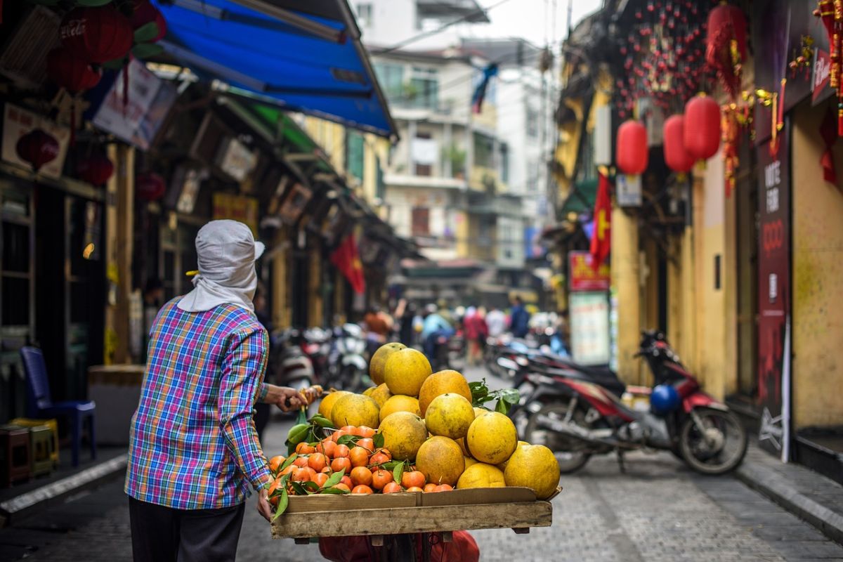 is vietnam safe to travel vietnam fruit vendor